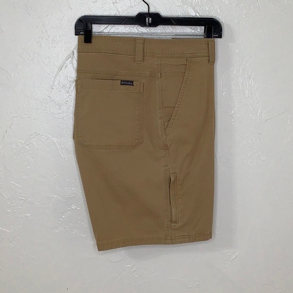 Columbia Other - Columbia regular fit dessert sand multi pockets cargo chino shorts size 38 EUC